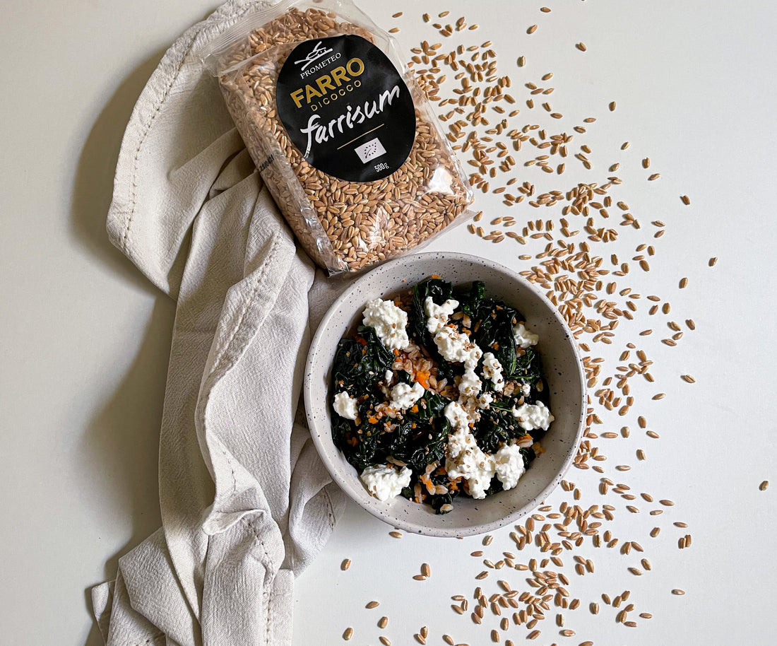 BOWL DI FARRO PERLATO, FIOCCHI DI LATTE, CAVOLO NERO, CAROTE E SEMI DI SESAMO