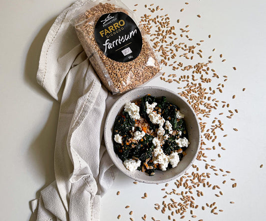 BOWL DI FARRO PERLATO, FIOCCHI DI LATTE, CAVOLO NERO, CAROTE E SEMI DI SESAMO