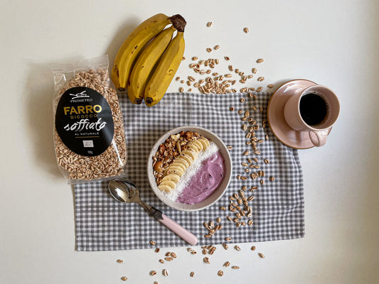 BOWL DI YOGURT AI MIRTILLI CON FARRO, GRANOLA, COCCO E BANANA