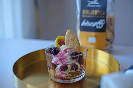 GANACHE DI CIOCCOLATO BIANCO CON CRUMBLE DI BISCOTTI DI FARRO