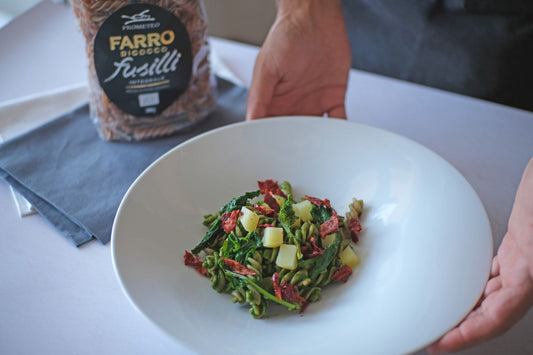 FUSILLI DI FARRO INTEGRALE CON CREMA DI CIME DI RAPA E PEPERONE CRUSCO