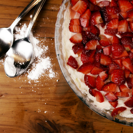Tiramisù di ricotta con biscottini di farro e fragole