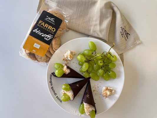 CONI DI CIOCCOLATO CON BISCOTTI DI FARRO E UVA