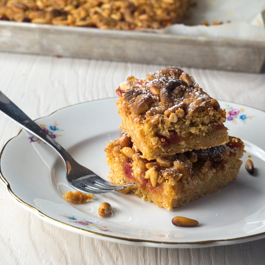Crostata di farro soffice con pesche e pinoli