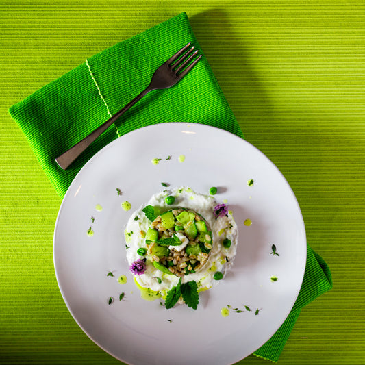 Insalata di farro con piselli zucchine e burrata