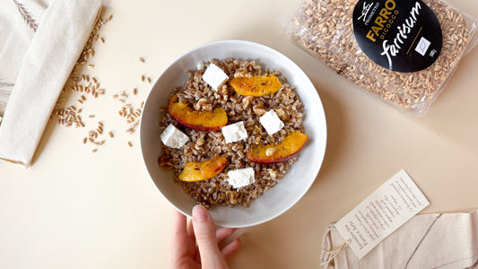 INSALATA DI FARRO ESTIVA CON PESCHE GRIGLIATE, FETA TIMO E NOCI