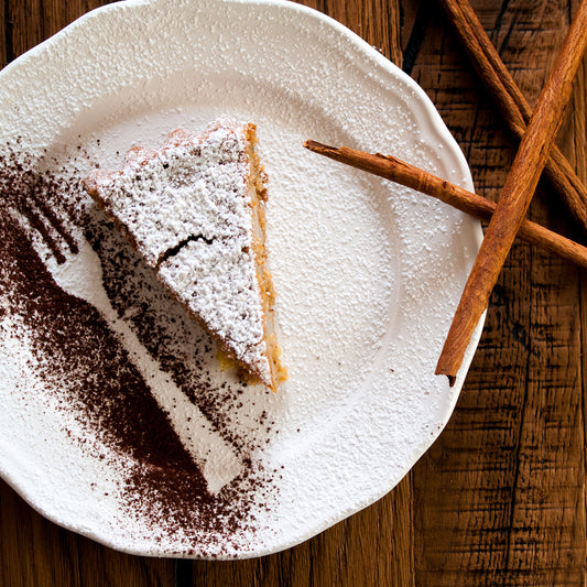 Torta vegan con farina di farro, mele e cannella