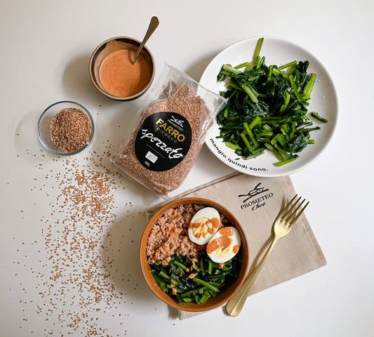 BOWL DI FARRO SPEZZATO, CICORIA, UOVA E SALSA ALLO YOGURT