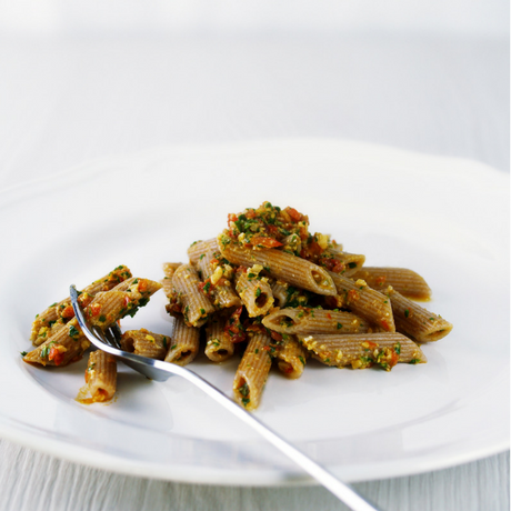 Penne integrali di farro al pesto di rucola pomodorini e mozzarella di bufala