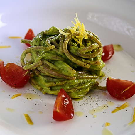 Spaghetti integrali di farro al pesto di avocado