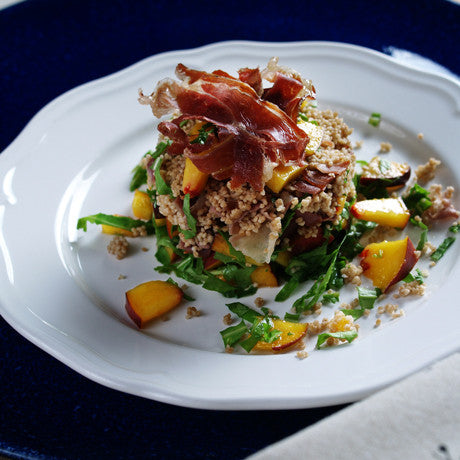 Insalata di Cous cous di farro con pesche e prosciutto croccante