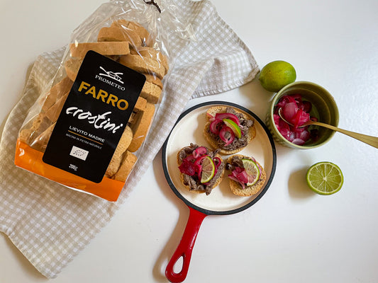 CROSTINI DI FARRO CON STRACCETTI AL LIME E CIPOLLA CARAMELLATA