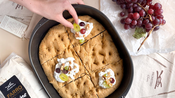 FOCACCIA DI FARRO STRACCIATELLA UVA E NOCI