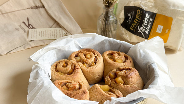 CINNAMON ROLLS CON MELA E CANNELLA