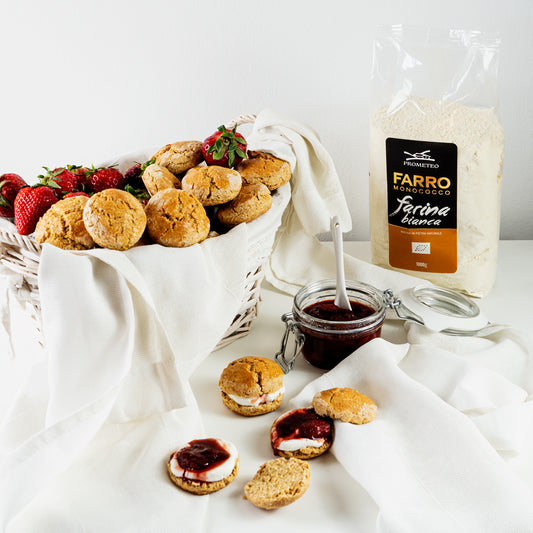 Scones di farro Prometeo e marmellata di fragole