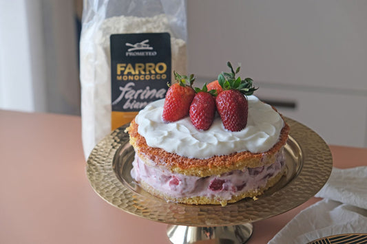 TORTA DI FARRO CON FRAGOLE MANDORLE E VANIGLIA